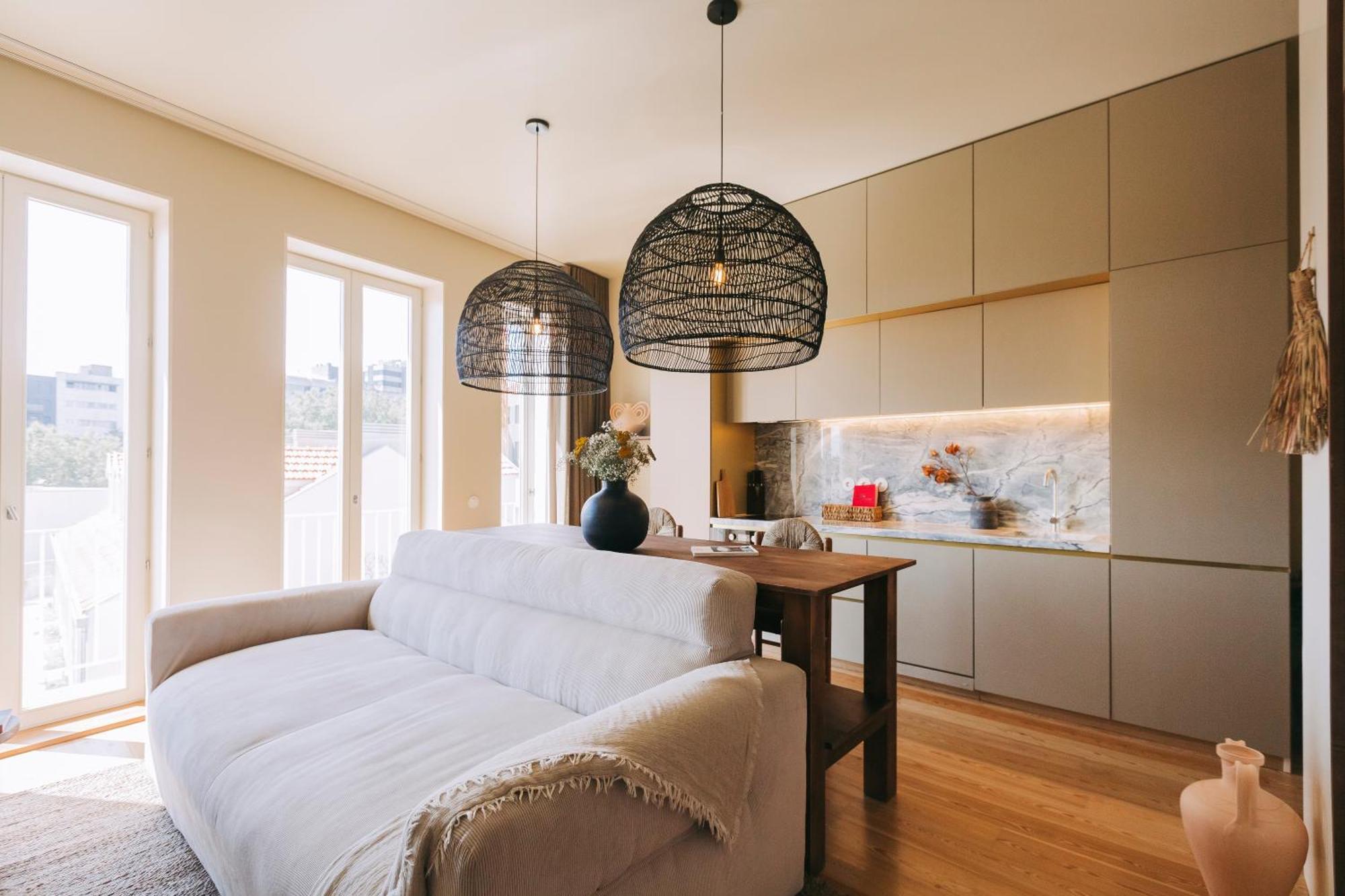 Village Aparthotel By Boa Porto Phòng bức ảnh A living room with a kitchen in the background