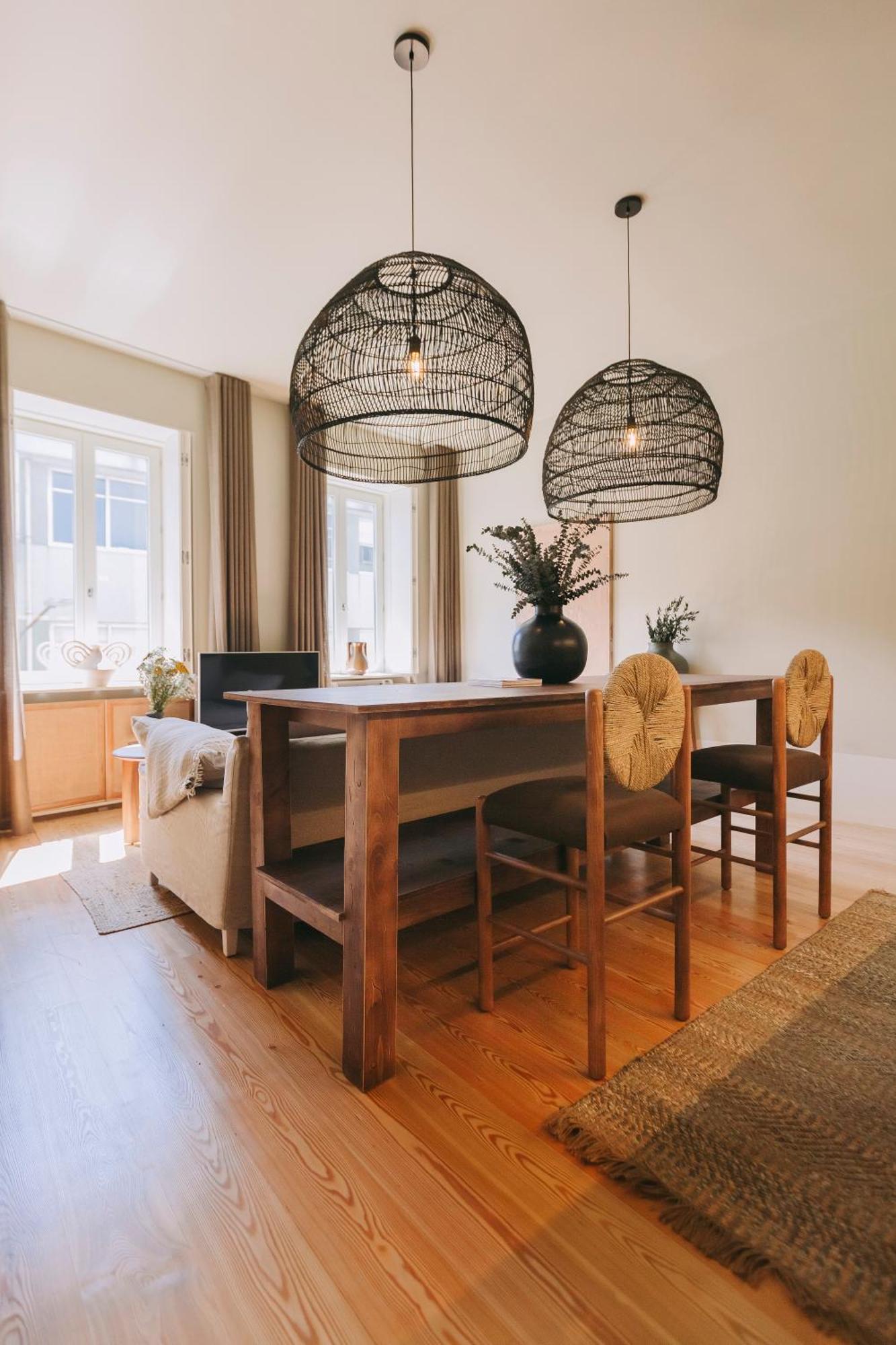 Village Aparthotel By Boa Porto Phòng bức ảnh A dining room with a table and chairs
