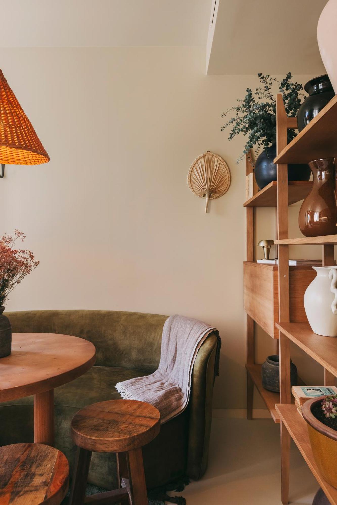 Village Aparthotel By Boa Porto Phòng bức ảnh A living room with a sofa, a table, a shelf and a lamp