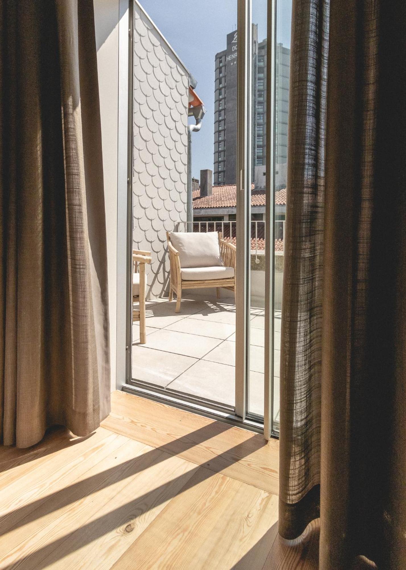 Village Aparthotel By Boa Porto Phòng bức ảnh A sliding door